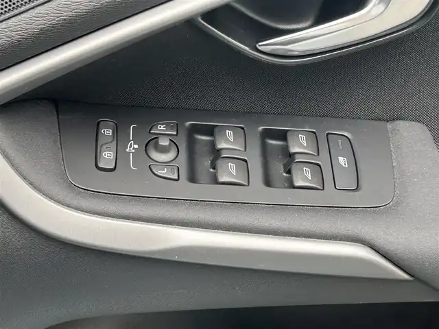 ボルボ Ｖ４０ T2 キネティック 愛知県 2017(平29)年 5.1万km アマゾンブルー メーカーオプションナビ【Bluetooth CD DVD HDD iPod】/ETC/バックカメラ/レーダークルーズコントロール/クロストラフィックアラート/ブラインドスポットインフォメーションシステム/レーンキープアシスト/前後コーナーセンサー/HIDヘッドライト/オートライト/ステアリングリモコン/ハンズフリー/電動格納ドアミラー/純正フロアマット/純正アルミホイール/禁煙車