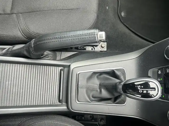 ボルボ Ｖ４０ T2 キネティック 愛知県 2017(平29)年 5.1万km アマゾンブルー メーカーオプションナビ【Bluetooth CD DVD HDD iPod】/ETC/バックカメラ/レーダークルーズコントロール/クロストラフィックアラート/ブラインドスポットインフォメーションシステム/レーンキープアシスト/前後コーナーセンサー/HIDヘッドライト/オートライト/ステアリングリモコン/ハンズフリー/電動格納ドアミラー/純正フロアマット/純正アルミホイール/禁煙車