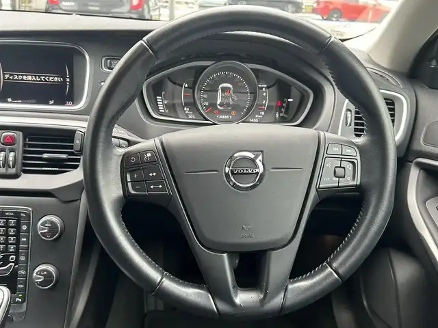 ボルボ Ｖ４０ T2 キネティック 愛知県 2017(平29)年 5.1万km アマゾンブルー メーカーオプションナビ【Bluetooth CD DVD HDD iPod】/ETC/バックカメラ/レーダークルーズコントロール/クロストラフィックアラート/ブラインドスポットインフォメーションシステム/レーンキープアシスト/前後コーナーセンサー/HIDヘッドライト/オートライト/ステアリングリモコン/ハンズフリー/電動格納ドアミラー/純正フロアマット/純正アルミホイール/禁煙車