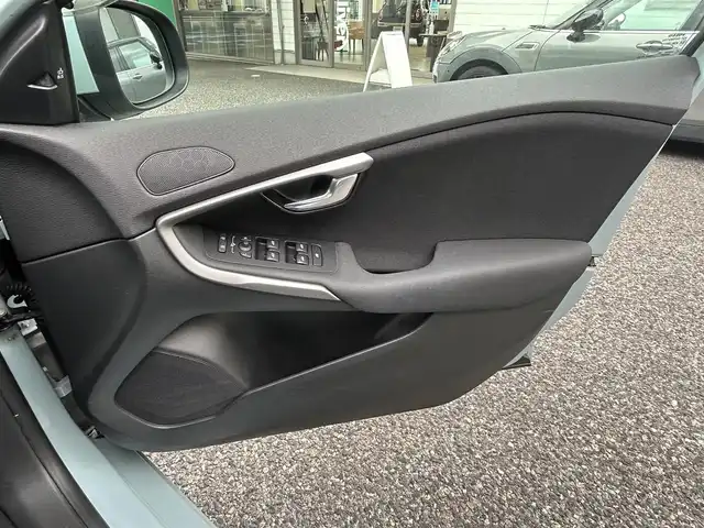 ボルボ Ｖ４０ T2 キネティック 愛知県 2017(平29)年 5.1万km アマゾンブルー メーカーオプションナビ【Bluetooth CD DVD HDD iPod】/ETC/バックカメラ/レーダークルーズコントロール/クロストラフィックアラート/ブラインドスポットインフォメーションシステム/レーンキープアシスト/前後コーナーセンサー/HIDヘッドライト/オートライト/ステアリングリモコン/ハンズフリー/電動格納ドアミラー/純正フロアマット/純正アルミホイール/禁煙車