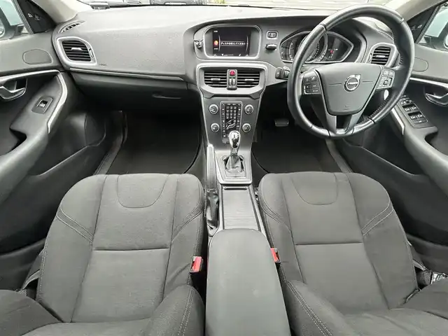ボルボ Ｖ４０ T2 キネティック 愛知県 2017(平29)年 5.1万km アマゾンブルー メーカーオプションナビ【Bluetooth CD DVD HDD iPod】/ETC/バックカメラ/レーダークルーズコントロール/クロストラフィックアラート/ブラインドスポットインフォメーションシステム/レーンキープアシスト/前後コーナーセンサー/HIDヘッドライト/オートライト/ステアリングリモコン/ハンズフリー/電動格納ドアミラー/純正フロアマット/純正アルミホイール/禁煙車