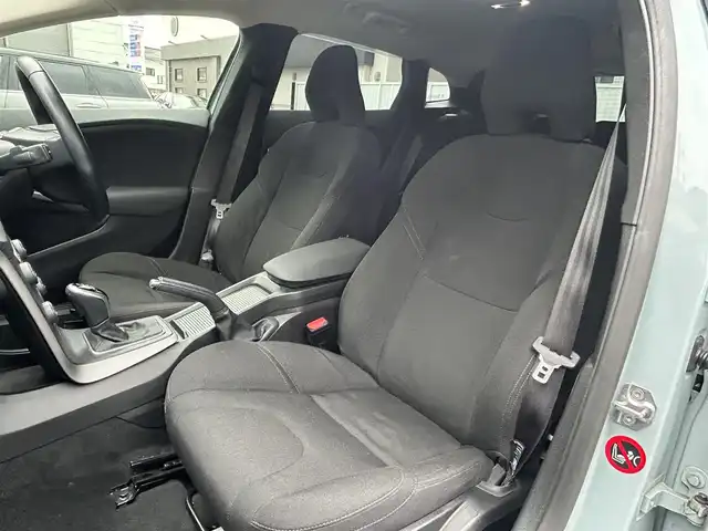 ボルボ Ｖ４０ T2 キネティック 愛知県 2017(平29)年 5.1万km アマゾンブルー メーカーオプションナビ【Bluetooth CD DVD HDD iPod】/ETC/バックカメラ/レーダークルーズコントロール/クロストラフィックアラート/ブラインドスポットインフォメーションシステム/レーンキープアシスト/前後コーナーセンサー/HIDヘッドライト/オートライト/ステアリングリモコン/ハンズフリー/電動格納ドアミラー/純正フロアマット/純正アルミホイール/禁煙車