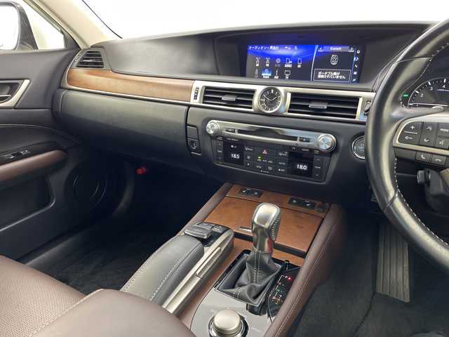 レクサス ＧＳ 350 Iパッケージ 新潟県 2016(平28)年 6.9万km ソニッククォーツ 4WD/純正メモリナビ/　フルセグTV/Bluetooth/USB/CD/DVD/レーダークルーズコントロール/衝突被害軽減ブレーキ/レーンキープアシスト/ブラインドスポットモニター/リヤカメラディテクション/前後コーナーセンサー/レザーシート/前席シートヒーター/前席シートベンチレーション/前席パワーシート/D席メモリーシート/バックモニター/ビルトインETC2.0/ステアリングヒーター/3眼LEDヘッドライト/オートマチックハイビーム/オートライト/パドルシフト/レザーステアリング/ステアリングスイッチ