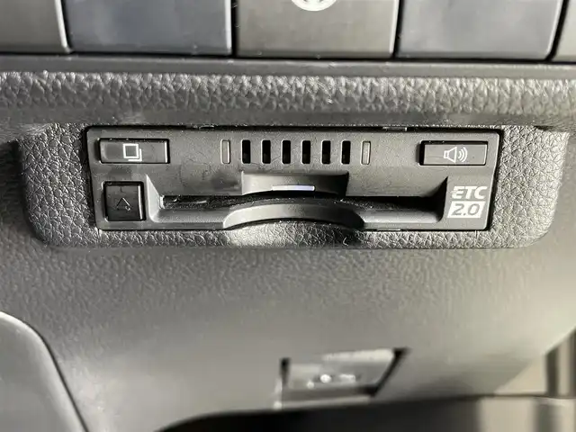 トヨタ カローラツーリング ハイブリッド ダブルバイビー 岩手県 2021(令3)年 8.8万km ホワイトパールクリスタルシャイン ４WD/ヘッドアップディスプレイ/トヨタセーフティセンス/プリクラッシュセーフティ/レーダークルーズコントロール/レーントレーシングアシスト/オートマチックハイビーム/ブラインドスポットモニター/リヤクロストラフィックアラート/クリアランスソナー/横滑り防止装置/オートブレーキホールド/前席シートヒーター/ステアリングヒーター/AC100V1500Wアクセサリーコンセント/純正ディスプレイオーディオ/ナビゲーション機能/フルセグTV/CD・DVDデッキ/バックカメラ/ETC2.0/ドライブレコーダー/LEDヘッドランプ/純正１７インチアルミホイール