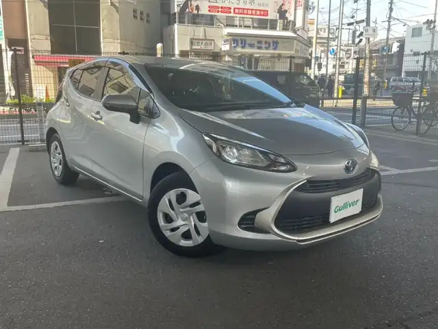 トヨタ アクア G 大阪府 2022(令4)年 1.7万km シルバーM トヨタセーフティーセンス/・プリクラッシュセーフティ/（歩行者・自転車検知機能付衝突回避支援タイプ）/（ミリ波レーダー＋単眼カメラ方式）/・レーントレーシングアシスト/・レーダークルーズコントロール/・オートマチックハイビーム/・ロードサインアシスト/先行車発進告知機能/パーキングサポートブレーキ/・ブラインドスポットモニター/・パーキングサポートブレーキ/（前後静止物・後方接近車両）/・プラスサポート/トヨタ純正ナビ/・Bluetooth/・バックカメラ/LEDヘッドライト/ワンオーナー/新車保証書/取扱説明書