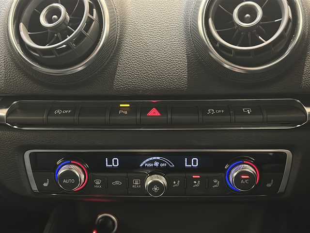 アウディ Ａ３ スポーツバック 1．4 TFSI 新潟県 2014(平26)年 3.9万km ブリリアントレッド MMIナビゲーションシステム/・ステアリングマルチファンクション/・パドルシフト/フルセグTV/Bluetooth/USB/CD/DVD/アクティブクルーズコントロール/ドライブレコーダー/ビルトインETC/レザーパッケージ/・ミラノレザー/・パワーシート/・ランバーサポート４ウェイ/・シートヒーター/コンビニエンスパッケージ/・アドバンストキー/・リヤビューカメラ/・アウディパーキングシステム