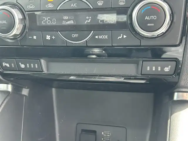 マツダ ＣＸ－５ XD Lパッケージ 大阪府 2016(平28)年 19万km クリスタルホワイトパールマイカ 純正ナビ/   CD/DVD/Bluetooth/USB/バックサイドモニター（左サイド）/衝突軽減ブレーキ/横滑り防止装置/コーナーセンサー　/ＢＳＭ/前席シートヒーター/前席パワーシート（運転席のみメモリー付き）/レーダークルーズコントロール/レーンキープアシスト/パドルシフト/アイドリングストップ/前後ドライブレコーダー/オートマチックハイビーム/純正19インチアルミホイール/プッシュスタート/スマートキー/ＥＴＣ/ＬＥＤ/禁煙車