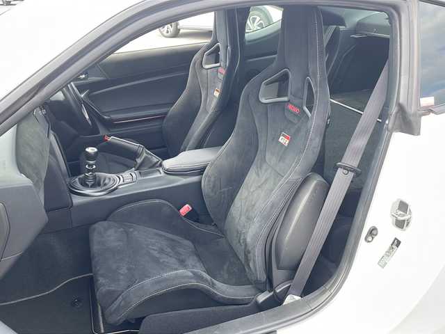 トヨタ ８６ GR 富山県 2018(平30)年 2.6万km クリスタルホワイトパール 6速MT/純正SDナビ（NSZT-W66T）/フルセグ/Bluetooth/バックカメラ/ETC/ドライブレコーダー/GR専用キャリパー/GR専用レカロシート/社外水温メーター/社外油圧メーター/社外油温メーター/クルーズコントロール/レーダー探知機