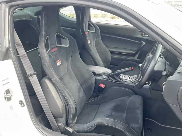 トヨタ ８６ GR 富山県 2018(平30)年 2.6万km クリスタルホワイトパール 6速MT/純正SDナビ（NSZT-W66T）/フルセグ/Bluetooth/バックカメラ/ETC/ドライブレコーダー/GR専用キャリパー/GR専用レカロシート/社外水温メーター/社外油圧メーター/社外油温メーター/クルーズコントロール/レーダー探知機