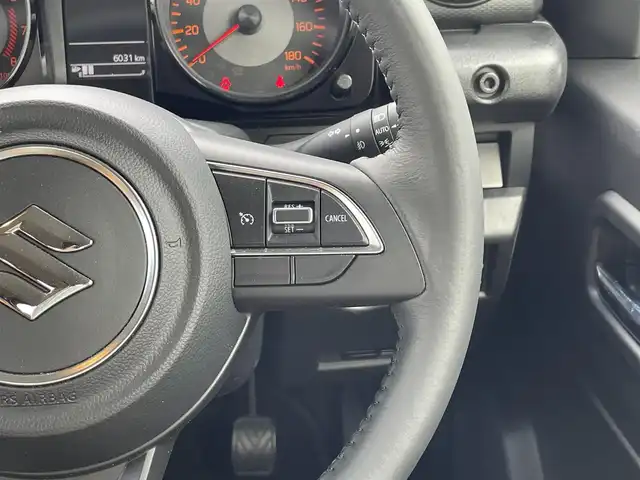 スズキ ジムニー シエラ JC 滋賀県 2024(令6)年 0.6万km ミディアムグレー クルーズコントロール/ETC/ステアリングスイッチ/シートヒーター/LEDヘッドライト/オートライト/オートハイビーム/純正フロアマット/純正15インチアルミホイール/プッシュスタート/スマートキー/スペアキー