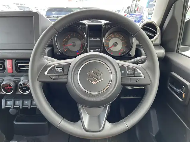 スズキ ジムニー シエラ JC 滋賀県 2024(令6)年 0.6万km ミディアムグレー クルーズコントロール/ETC/ステアリングスイッチ/シートヒーター/LEDヘッドライト/オートライト/オートハイビーム/純正フロアマット/純正15インチアルミホイール/プッシュスタート/スマートキー/スペアキー