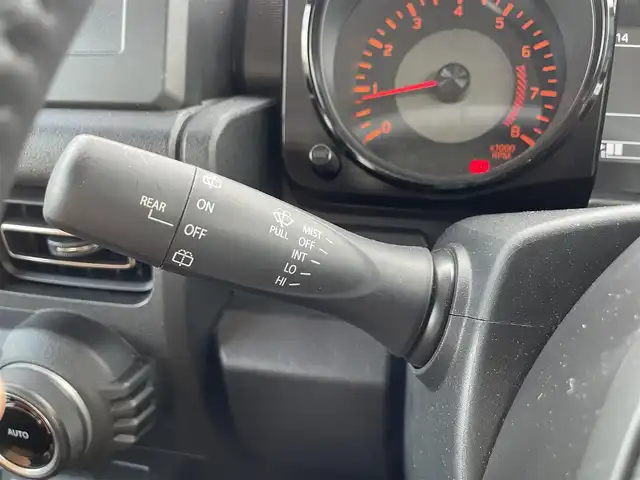 スズキ ジムニー シエラ JC 滋賀県 2024(令6)年 0.6万km ミディアムグレー クルーズコントロール/ETC/ステアリングスイッチ/シートヒーター/LEDヘッドライト/オートライト/オートハイビーム/純正フロアマット/純正15インチアルミホイール/プッシュスタート/スマートキー/スペアキー