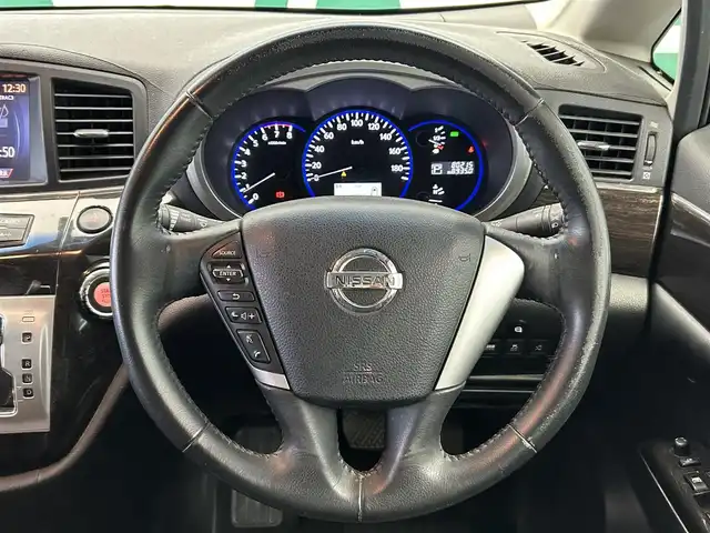 日産 エルグランド 250ハイウェイスター 鹿児島県 2010(平22)年 8.1万km ファントムブラック 禁煙車　/純正ナビ/・ワンセグTV/・Bluetooth/全方位カメラ　/フリップダウンモニター　/オットマン　/ロール式サンシェード　/カーテンエアバッグ　/ビルトインＥＴＣ　/純正アルミホイール　/純正ドアバイザー　/社外フロアマット　/スマートキー/プッシュスタート