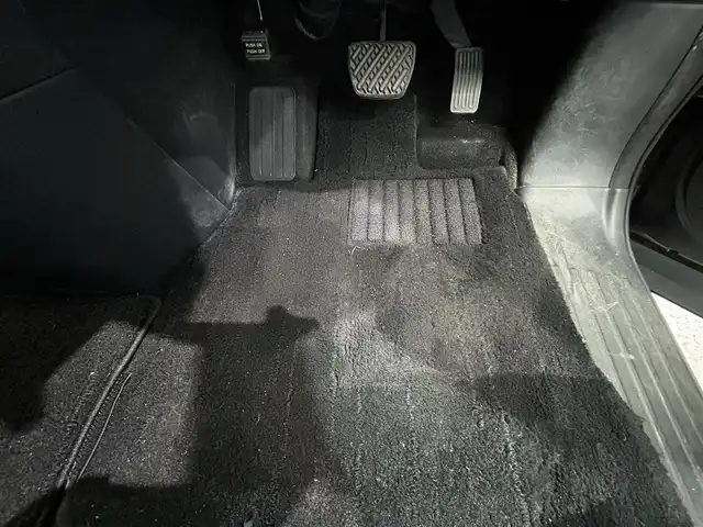 日産 エルグランド 250ハイウェイスター 鹿児島県 2010(平22)年 8.1万km ファントムブラック 禁煙車　/純正ナビ/・ワンセグTV/・Bluetooth/全方位カメラ　/フリップダウンモニター　/オットマン　/ロール式サンシェード　/カーテンエアバッグ　/ビルトインＥＴＣ　/純正アルミホイール　/純正ドアバイザー　/社外フロアマット　/スマートキー/プッシュスタート