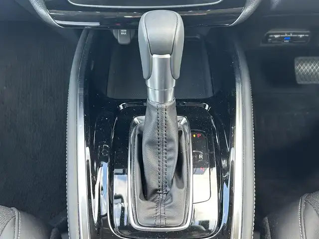 ホンダ ヴェゼル ハイブリッド e:HEV Z 兵庫県 2024(令6)年 1.5万km グレー 純正ディスプレイオーディオ/アップルカープレイ/アンドロイドオート/バックカメラ/前席シートヒーター/ステアリングヒーター/パワーバックドア/パドルシフト/ハーフレザーシート/ビルトインETC/ステアリングスイッチ/純正フロアマット/純正18インチAW/スマートキープッシュスタート