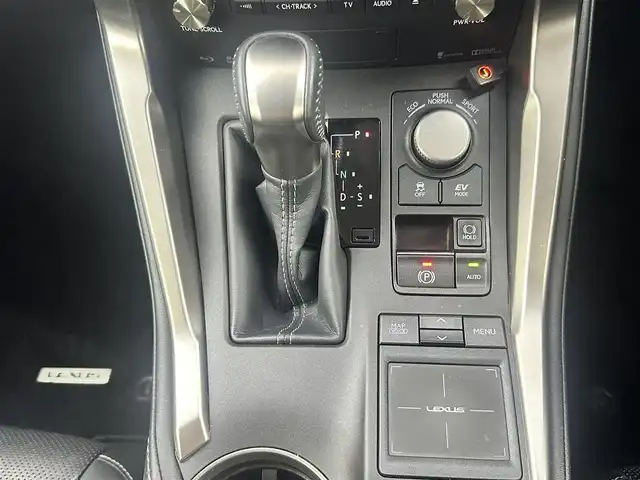 レクサス ＮＸ 300h バージョンL 愛知県 2014(平26)年 7.8万km ソニックチタニウム 純正メモリナビ/（BT/CD/フルセグTV/SD/AUX)/本革シート/バックカメラ/電動リア格納シート/電動リアゲート/前席シートヒーター/前席エアシート/ステアリングヒーター/パノラマビックビューボタン/ETC/ドアバイザー/トノカバー/衝突被害現システム/コーナーセンサー/オートマチックハイビーム/純正18インチAW/純正LEDヘッドライト/純正フロアマット