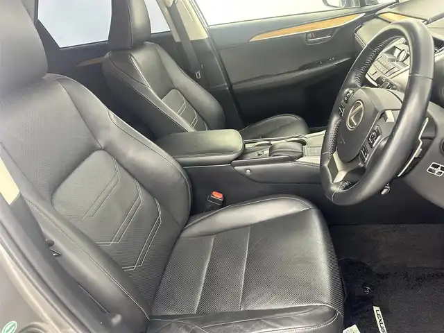 レクサス ＮＸ 300h バージョンL 愛知県 2014(平26)年 7.8万km ソニックチタニウム 純正メモリナビ/（BT/CD/フルセグTV/SD/AUX)/本革シート/バックカメラ/電動リア格納シート/電動リアゲート/前席シートヒーター/前席エアシート/ステアリングヒーター/パノラマビックビューボタン/ETC/ドアバイザー/トノカバー/衝突被害現システム/コーナーセンサー/オートマチックハイビーム/純正18インチAW/純正LEDヘッドライト/純正フロアマット