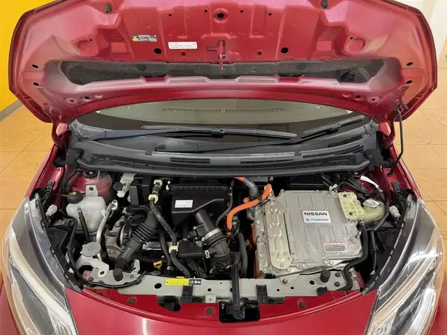 日産 ノート e－パワー メダリスト 兵庫県 2017(平29)年 4.8万km ガーネットレッド エマージェンシーブレーキ/純正SDナビ/　　フルセグ/　　CD/DVD/BT/USB/iPod/AUX/バックカメラ/LEDオートライト/フォグランプ/レーンアシスト/純正15インチAW/ステアリングスイッチ/横滑り防止機能/スマートキー/ETC