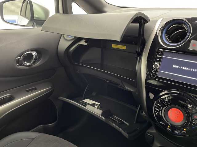 日産 ノート e－パワーオーテック 宮崎県 2020(令2)年 2.1万km ブリリアントホワイトパール 禁煙車/エマージェンシーブレーキ/純正ナビTV/（MM319D-W/CD/DVD/Bluetooth/フルセグTV)/純正ドライブレコーダー/純正15インチアルミ/純正LEDオートライト/純正フォグ/純正フロアマット/アラウンドビューモニター/レーンディパーチャーアラート/デジタルインナーミラー/インテリジェントキー/ウインカードアミラー/オートエアコン/ETC/インテリジェントキー/プッシュエンジンスタート/新車時保証書/取扱い説明書