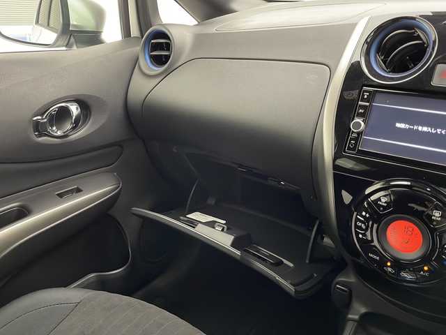 日産 ノート e－パワーオーテック 宮崎県 2020(令2)年 2.1万km ブリリアントホワイトパール 禁煙車/エマージェンシーブレーキ/純正ナビTV/（MM319D-W/CD/DVD/Bluetooth/フルセグTV)/純正ドライブレコーダー/純正15インチアルミ/純正LEDオートライト/純正フォグ/純正フロアマット/アラウンドビューモニター/レーンディパーチャーアラート/デジタルインナーミラー/インテリジェントキー/ウインカードアミラー/オートエアコン/ETC/インテリジェントキー/プッシュエンジンスタート/新車時保証書/取扱い説明書