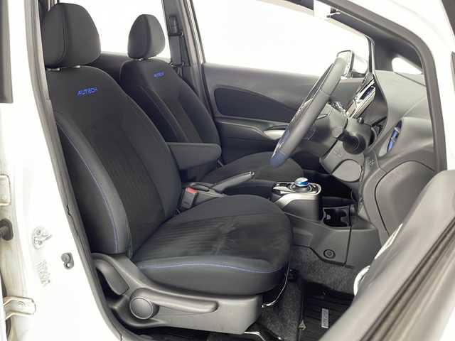 日産 ノート e－パワーオーテック 宮崎県 2020(令2)年 2.1万km ブリリアントホワイトパール 禁煙車/エマージェンシーブレーキ/純正ナビTV/（MM319D-W/CD/DVD/Bluetooth/フルセグTV)/純正ドライブレコーダー/純正15インチアルミ/純正LEDオートライト/純正フォグ/純正フロアマット/アラウンドビューモニター/レーンディパーチャーアラート/デジタルインナーミラー/インテリジェントキー/ウインカードアミラー/オートエアコン/ETC/インテリジェントキー/プッシュエンジンスタート/新車時保証書/取扱い説明書