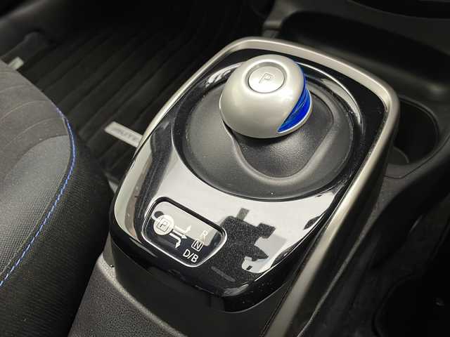 日産 ノート e－パワーオーテック 宮崎県 2020(令2)年 2.1万km ブリリアントホワイトパール 禁煙車/エマージェンシーブレーキ/純正ナビTV/（MM319D-W/CD/DVD/Bluetooth/フルセグTV)/純正ドライブレコーダー/純正15インチアルミ/純正LEDオートライト/純正フォグ/純正フロアマット/アラウンドビューモニター/レーンディパーチャーアラート/デジタルインナーミラー/インテリジェントキー/ウインカードアミラー/オートエアコン/ETC/インテリジェントキー/プッシュエンジンスタート/新車時保証書/取扱い説明書