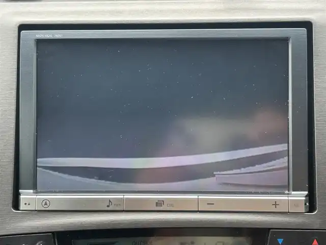 トヨタ プリウス S ツーリングセレ G’s 熊本県 2013(平25)年 8.3万km ホワイトパールクリスタルシャイン 純正ナビ/・AM/FM/CD/DVD/USB/BT/・フルセグTV/バックカメラ/・サイド/レーンキープアシスト/横滑り防止装置/革巻きステアリング/・ステアリングリモコン/電動格納ミラー/・ウィンカーミラー/D/N席シートヒーター/純正エアロパーツ/・フロント/リアアンダー/ビルトインETC/HIDライト/・フォグランプ/トノカバー/純正ドアバイザー/純正フロアマット/純正アルミホイール/スマートキー/PWRモード/ECOモード/EVモード