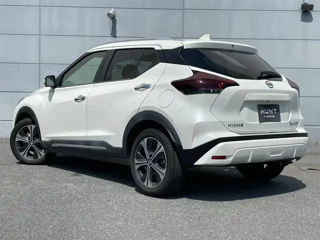 日産 キックス X ツートーンインテリアED 千葉県 2020(令2)年 3.1万km ブリリアントホワイトパール プロパイロット/・衝突軽減ブレーキ・レーンキープアシスト/・レーダークルーズコントロール/オートハイビーム/・クリアランスソナー/純正9インチナビ(MM320D-L)/・フルセグ/BT/DVD/CD/アラウンドビューモニター/ステアリングスイッチ/ETC/デジタルインナーミラー/レザーシート(黒/オレンジ)/シートヒーター(D/N席)/ステアリングヒーター/LEDヘッドライト/オートライト/フォグライト/スマートキー/プッシュスタート/純正フロアマット/純正17インチAW