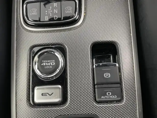 三菱 アウトランダー ＰＨＥＶ Sエディション 富山県 2017(平29)年 16万km アメジストブラック/シルキーホワイト 4WD/純正ディスプレイオーディオ/（AM/FM/USB/BT/HDMI）/アラウンドビューモニター/サンルーフ/衝突被害軽減ブレーキ/アダプティブクルーズコントロール/レーンキープアシスト/オートマチックハイビーム/LEDヘッドライト/電動リアゲート/AC100V充電/ETC/パドルシフト/ハーフレザーシート/前席シートヒーター/運転席パワーシート/ステアリングヒーター/純正18インチAW/スマートキー/プッシュスタート/純正フロアマット/取扱説明書/保証書