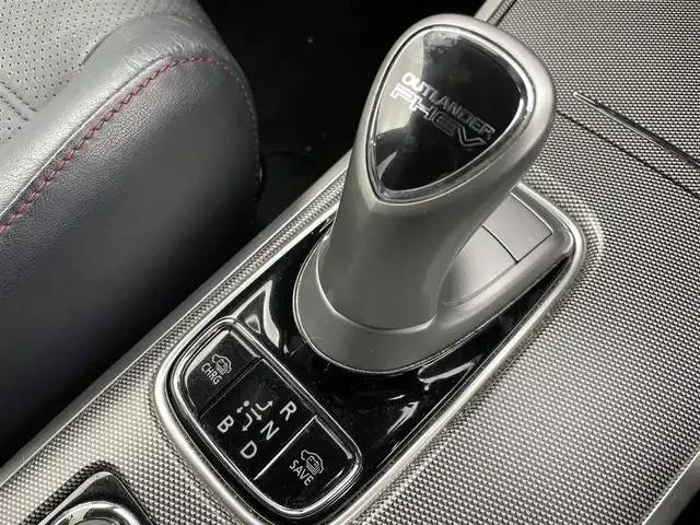 三菱 アウトランダー ＰＨＥＶ Sエディション 富山県 2017(平29)年 16万km アメジストブラック/シルキーホワイト 4WD/純正ディスプレイオーディオ/（AM/FM/USB/BT/HDMI）/アラウンドビューモニター/サンルーフ/衝突被害軽減ブレーキ/アダプティブクルーズコントロール/レーンキープアシスト/オートマチックハイビーム/LEDヘッドライト/電動リアゲート/AC100V充電/ETC/パドルシフト/ハーフレザーシート/前席シートヒーター/運転席パワーシート/ステアリングヒーター/純正18インチAW/スマートキー/プッシュスタート/純正フロアマット/取扱説明書/保証書