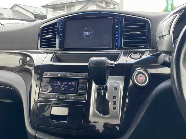 日産 エルグランド 250ハイウェイスター 青森県 2014(平26)年 10万km ファントムブラック 4WD/純正8インチSDナビ・フルセグTV/CD・DVD・Bluetooth・USB・AUX/純正11インチフリップダウンモニター/バックカメラ/両側パワースライドドア/合皮コンビシート/クルーズコントロール/純正エンジンスターター/ビルトインETC/LEDヘッドライト/LEDフォグランプ/純正18インチアルミ/インテリキー/プッシュスタート