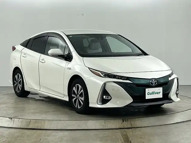 トヨタ プリウス ＰＨＶ A レザーパッケージ 愛知県 2017(平29)年 2.8万km ホワイトパールクリスタルシャイン 禁煙車/純正１１インチメーナビ/（フルセグTV/Bluetooth/ＡＭ/ＦＭ/USB）/バックカメラ/トヨタセーフティセンス/・プリクラッシュセーフティ/・レーンディパーチャーアラート/・レーダークルーズコントロール/・オートマチックハイビーム/・クリアランスソナー/・ブラインドスポットモニター/・ふらつき警報機能/パーキングアシスト/ETC2.0/前後ドライブレコーダー/レザーシート/パワーシート/シートヒーター/ステアリングヒーター/充電ケーブル/純正１５インチアルミホイール/ＬＥＤヘッドライト/フロントフォグランプ/スマートキー/プッシュスタート/純正フロアマット/横滑り防止装置/電動格納ミラー/トノカバー