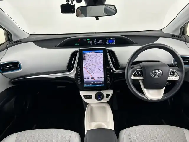 トヨタ プリウス ＰＨＶ A レザーパッケージ 愛知県 2017(平29)年 2.8万km ホワイトパールクリスタルシャイン 禁煙車/純正１１インチメーナビ/（フルセグTV/Bluetooth/ＡＭ/ＦＭ/USB）/バックカメラ/トヨタセーフティセンス/・プリクラッシュセーフティ/・レーンディパーチャーアラート/・レーダークルーズコントロール/・オートマチックハイビーム/・クリアランスソナー/・ブラインドスポットモニター/・ふらつき警報機能/パーキングアシスト/ETC2.0/前後ドライブレコーダー/レザーシート/パワーシート/シートヒーター/ステアリングヒーター/充電ケーブル/純正１５インチアルミホイール/ＬＥＤヘッドライト/フロントフォグランプ/スマートキー/プッシュスタート/純正フロアマット/横滑り防止装置/電動格納ミラー/トノカバー