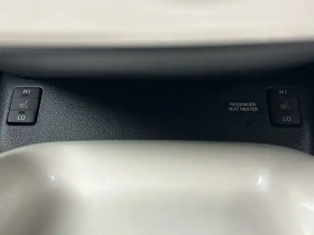 トヨタ プリウス ＰＨＶ A レザーパッケージ 愛知県 2017(平29)年 2.8万km ホワイトパールクリスタルシャイン 禁煙車/純正１１インチメーナビ/（フルセグTV/Bluetooth/ＡＭ/ＦＭ/USB）/バックカメラ/トヨタセーフティセンス/・プリクラッシュセーフティ/・レーンディパーチャーアラート/・レーダークルーズコントロール/・オートマチックハイビーム/・クリアランスソナー/・ブラインドスポットモニター/・ふらつき警報機能/パーキングアシスト/ETC2.0/前後ドライブレコーダー/レザーシート/パワーシート/シートヒーター/ステアリングヒーター/充電ケーブル/純正１５インチアルミホイール/ＬＥＤヘッドライト/フロントフォグランプ/スマートキー/プッシュスタート/純正フロアマット/横滑り防止装置/電動格納ミラー/トノカバー