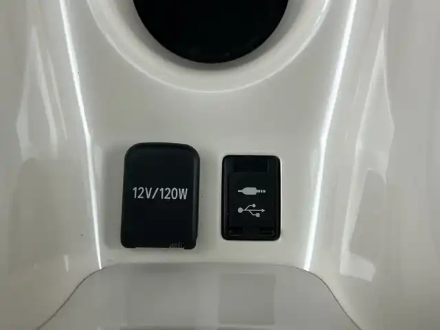 トヨタ プリウス ＰＨＶ A レザーパッケージ 愛知県 2017(平29)年 2.8万km ホワイトパールクリスタルシャイン 禁煙車/純正１１インチメーナビ/（フルセグTV/Bluetooth/ＡＭ/ＦＭ/USB）/バックカメラ/トヨタセーフティセンス/・プリクラッシュセーフティ/・レーンディパーチャーアラート/・レーダークルーズコントロール/・オートマチックハイビーム/・クリアランスソナー/・ブラインドスポットモニター/・ふらつき警報機能/パーキングアシスト/ETC2.0/前後ドライブレコーダー/レザーシート/パワーシート/シートヒーター/ステアリングヒーター/充電ケーブル/純正１５インチアルミホイール/ＬＥＤヘッドライト/フロントフォグランプ/スマートキー/プッシュスタート/純正フロアマット/横滑り防止装置/電動格納ミラー/トノカバー