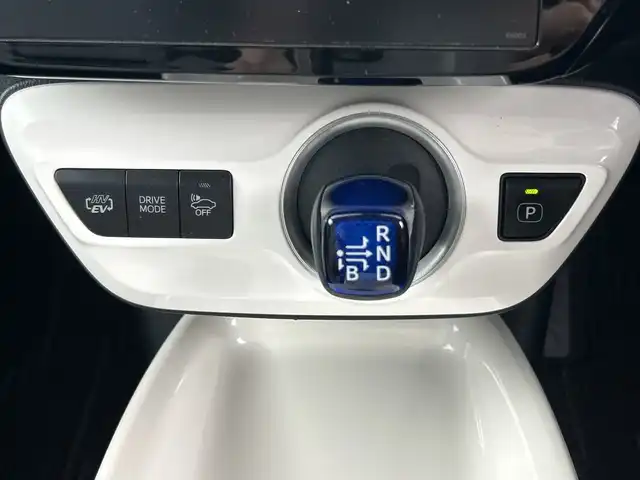 トヨタ プリウス ＰＨＶ A レザーパッケージ 愛知県 2017(平29)年 2.8万km ホワイトパールクリスタルシャイン 禁煙車/純正１１インチメーナビ/（フルセグTV/Bluetooth/ＡＭ/ＦＭ/USB）/バックカメラ/トヨタセーフティセンス/・プリクラッシュセーフティ/・レーンディパーチャーアラート/・レーダークルーズコントロール/・オートマチックハイビーム/・クリアランスソナー/・ブラインドスポットモニター/・ふらつき警報機能/パーキングアシスト/ETC2.0/前後ドライブレコーダー/レザーシート/パワーシート/シートヒーター/ステアリングヒーター/充電ケーブル/純正１５インチアルミホイール/ＬＥＤヘッドライト/フロントフォグランプ/スマートキー/プッシュスタート/純正フロアマット/横滑り防止装置/電動格納ミラー/トノカバー