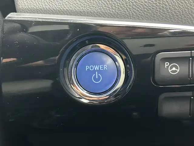 トヨタ プリウス ＰＨＶ A レザーパッケージ 愛知県 2017(平29)年 2.8万km ホワイトパールクリスタルシャイン 禁煙車/純正１１インチメーナビ/（フルセグTV/Bluetooth/ＡＭ/ＦＭ/USB）/バックカメラ/トヨタセーフティセンス/・プリクラッシュセーフティ/・レーンディパーチャーアラート/・レーダークルーズコントロール/・オートマチックハイビーム/・クリアランスソナー/・ブラインドスポットモニター/・ふらつき警報機能/パーキングアシスト/ETC2.0/前後ドライブレコーダー/レザーシート/パワーシート/シートヒーター/ステアリングヒーター/充電ケーブル/純正１５インチアルミホイール/ＬＥＤヘッドライト/フロントフォグランプ/スマートキー/プッシュスタート/純正フロアマット/横滑り防止装置/電動格納ミラー/トノカバー