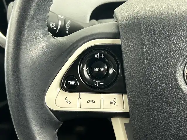 トヨタ プリウス ＰＨＶ A レザーパッケージ 愛知県 2017(平29)年 2.8万km ホワイトパールクリスタルシャイン 禁煙車/純正１１インチメーナビ/（フルセグTV/Bluetooth/ＡＭ/ＦＭ/USB）/バックカメラ/トヨタセーフティセンス/・プリクラッシュセーフティ/・レーンディパーチャーアラート/・レーダークルーズコントロール/・オートマチックハイビーム/・クリアランスソナー/・ブラインドスポットモニター/・ふらつき警報機能/パーキングアシスト/ETC2.0/前後ドライブレコーダー/レザーシート/パワーシート/シートヒーター/ステアリングヒーター/充電ケーブル/純正１５インチアルミホイール/ＬＥＤヘッドライト/フロントフォグランプ/スマートキー/プッシュスタート/純正フロアマット/横滑り防止装置/電動格納ミラー/トノカバー