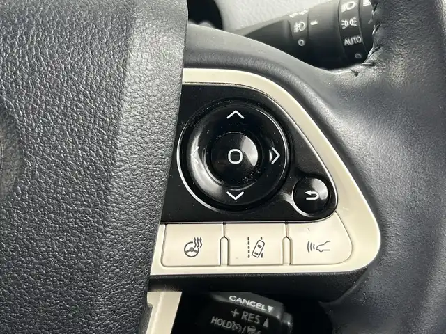トヨタ プリウス ＰＨＶ A レザーパッケージ 愛知県 2017(平29)年 2.8万km ホワイトパールクリスタルシャイン 禁煙車/純正１１インチメーナビ/（フルセグTV/Bluetooth/ＡＭ/ＦＭ/USB）/バックカメラ/トヨタセーフティセンス/・プリクラッシュセーフティ/・レーンディパーチャーアラート/・レーダークルーズコントロール/・オートマチックハイビーム/・クリアランスソナー/・ブラインドスポットモニター/・ふらつき警報機能/パーキングアシスト/ETC2.0/前後ドライブレコーダー/レザーシート/パワーシート/シートヒーター/ステアリングヒーター/充電ケーブル/純正１５インチアルミホイール/ＬＥＤヘッドライト/フロントフォグランプ/スマートキー/プッシュスタート/純正フロアマット/横滑り防止装置/電動格納ミラー/トノカバー