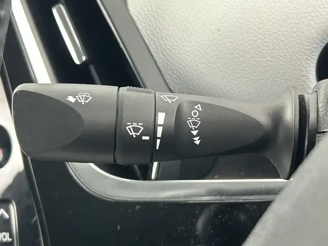 トヨタ プリウス ＰＨＶ A レザーパッケージ 愛知県 2017(平29)年 2.8万km ホワイトパールクリスタルシャイン 禁煙車/純正１１インチメーナビ/（フルセグTV/Bluetooth/ＡＭ/ＦＭ/USB）/バックカメラ/トヨタセーフティセンス/・プリクラッシュセーフティ/・レーンディパーチャーアラート/・レーダークルーズコントロール/・オートマチックハイビーム/・クリアランスソナー/・ブラインドスポットモニター/・ふらつき警報機能/パーキングアシスト/ETC2.0/前後ドライブレコーダー/レザーシート/パワーシート/シートヒーター/ステアリングヒーター/充電ケーブル/純正１５インチアルミホイール/ＬＥＤヘッドライト/フロントフォグランプ/スマートキー/プッシュスタート/純正フロアマット/横滑り防止装置/電動格納ミラー/トノカバー