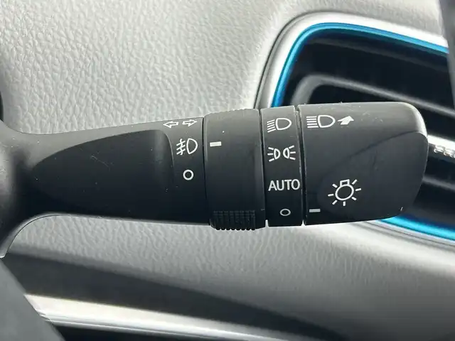 トヨタ プリウス ＰＨＶ A レザーパッケージ 愛知県 2017(平29)年 2.8万km ホワイトパールクリスタルシャイン 禁煙車/純正１１インチメーナビ/（フルセグTV/Bluetooth/ＡＭ/ＦＭ/USB）/バックカメラ/トヨタセーフティセンス/・プリクラッシュセーフティ/・レーンディパーチャーアラート/・レーダークルーズコントロール/・オートマチックハイビーム/・クリアランスソナー/・ブラインドスポットモニター/・ふらつき警報機能/パーキングアシスト/ETC2.0/前後ドライブレコーダー/レザーシート/パワーシート/シートヒーター/ステアリングヒーター/充電ケーブル/純正１５インチアルミホイール/ＬＥＤヘッドライト/フロントフォグランプ/スマートキー/プッシュスタート/純正フロアマット/横滑り防止装置/電動格納ミラー/トノカバー