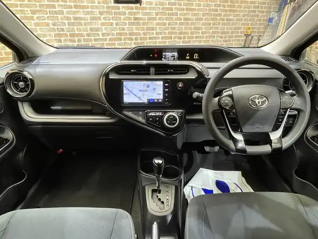 トヨタ アクア S スタイルブラック 岩手県 2021(令3)年 10.6万km ブラックマイカ ワンオーナー/パノラミックビューモニター/クリアランスソナー/トヨタセーフティセンスC/プリクラッシュセーフティ/レーンディパーチャーアラート/オートマチックハイビーム/先行車発進告知機能/横滑り防止装置/シートヒーター/イクリプスナビ/フルセグTV/ドライブレコーダー/ETC/オートエアコン/オートライト/LEDヘッドランプ/15インチスチールホイール/純正ホイールキャップ/純正フロアマット