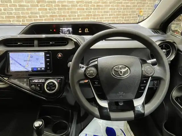 トヨタ アクア S スタイルブラック 岩手県 2021(令3)年 10.6万km ブラックマイカ ワンオーナー/パノラミックビューモニター/クリアランスソナー/トヨタセーフティセンスC/プリクラッシュセーフティ/レーンディパーチャーアラート/オートマチックハイビーム/先行車発進告知機能/横滑り防止装置/シートヒーター/イクリプスナビ/フルセグTV/ドライブレコーダー/ETC/オートエアコン/オートライト/LEDヘッドランプ/15インチスチールホイール/純正ホイールキャップ/純正フロアマット