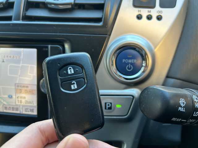 トヨタ プリウス α G 東京都 2013(平25)年 13.1万km ブラック 純正ナビ/(DVD・CD・Bluetooth・AM・FM)/ドライブレコーダー/３列シート/クルーズコントロール/ETC/後席用モニター/純正フロアマット/ドアバイザー/取扱説明書/保証書/記録簿