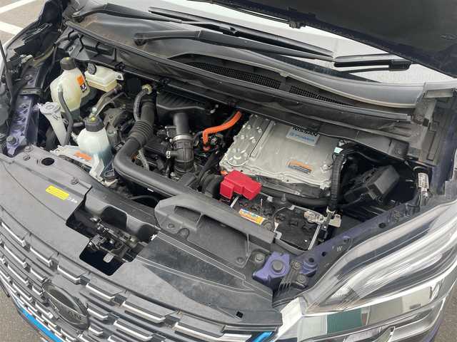 日産 セレナ e－パワー ハイウェイスター V 神奈川県 2021(令3)年 1.8万km アズライトブルー 純正ＳＤナビ(MM520D-L)/CD/DVD/Bluetooth/後席モニター/アラウンドビューモニター/バックカメラ　　　/プロパイロット/レーンキープアシスト/インテリジェントクルーズコントロール　/両側パワースライドア　/インテリジェントルームミラー　/ETC/LEDヘッドライト/オートマチックハイビーム/オートライト/スマートキー/プッシュスタート/純正フロアマット/純正アルミホイール/ABS/横滑り防止装置