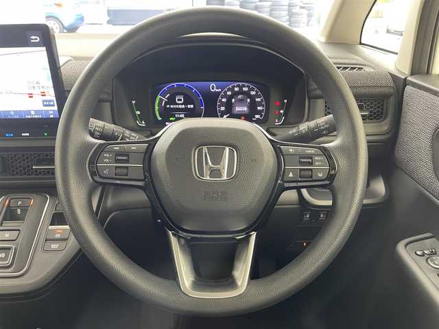 ホンダ ステップワゴン eHEV エアー 滋賀県 2022(令4)年 4.5万km プラチナホワイトパール 純正11.4型ナビ/【Bluetooth.フルセグTV】/バックカメラ/ホンダセンシング/●衝突軽減ブレーキ（CMBS）/●誤発進抑制機能/●後方誤発進抑制機能/●近距離衝突軽減ブレーキ/●歩行者事故低減ステアリング/●路外逸脱抑制機能/●渋滞追従機能付アダプティブクルーズコントロール（ACC）/●車線維持支援システム（LKAS）/●トラフィックジャムアシスト（渋滞運転支援機能）/●先行車発進お知らせ機能/●標識認識機能/●オートハイビーム/●アダプティブドライビングビーム/フリップダウンモニター/両側パワースライドドア/ETC2.0/純正アルミホイール/ステアリングスイッチ/プッシュスタート/スマートキー/スペアキー