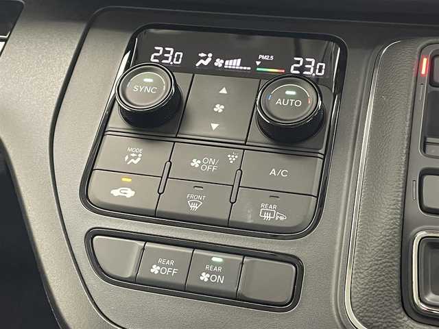 ホンダ ステップワゴン eHEV エアー 滋賀県 2022(令4)年 4.5万km プラチナホワイトパール 純正11.4型ナビ/【Bluetooth.フルセグTV】/バックカメラ/ホンダセンシング/●衝突軽減ブレーキ（CMBS）/●誤発進抑制機能/●後方誤発進抑制機能/●近距離衝突軽減ブレーキ/●歩行者事故低減ステアリング/●路外逸脱抑制機能/●渋滞追従機能付アダプティブクルーズコントロール（ACC）/●車線維持支援システム（LKAS）/●トラフィックジャムアシスト（渋滞運転支援機能）/●先行車発進お知らせ機能/●標識認識機能/●オートハイビーム/●アダプティブドライビングビーム/フリップダウンモニター/両側パワースライドドア/ETC2.0/純正アルミホイール/ステアリングスイッチ/プッシュスタート/スマートキー/スペアキー
