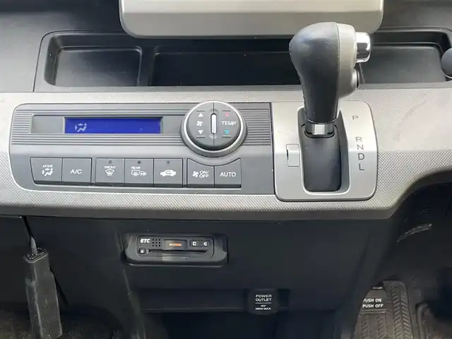 ホンダ フリード ハイブリット ジャストセレクション 東京都 2014(平26)年 8.2万km モダンスティールM (株)IDOMが運営する【じしゃロン昭島店】の自社ローン専用車両になります。こちらは現金またはオートローンご利用時の価格です。自社ローンご希望の方は別途その旨お申付け下さい/純正インターナビ/BT/フルセグ/DVD/CD/バックカメラ/前後ドライブレコーダー/ハーフレザーシート/両側パワースライドドア/ステアリングスイッチ/LEDライト/アルミ純正/フロアマット純正/チップアップシート