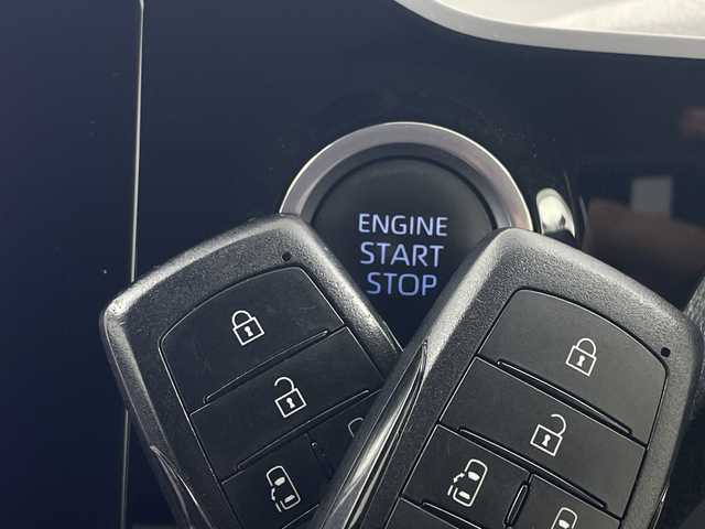 トヨタ ノア G 群馬県 2022(令4)年 5.7万km ホワイトパールクリスタルシャイン 純正8インチディスプレイオーディオ/・AM/FM/Bluetooth/USB/Miracast/Apple CarPlay/Android　Auto/Miracast/＝＝＝＝＝＝＝/純正８型ディスプレイオーディオ　両側電動スライドドア　バックカメラ　前席シートヒーター　アダプティブクルーズコントロール　衝突被害軽減ブレーキ　電動パーキング　ＥＴＣ　ドラレコ　コーナーセンサー