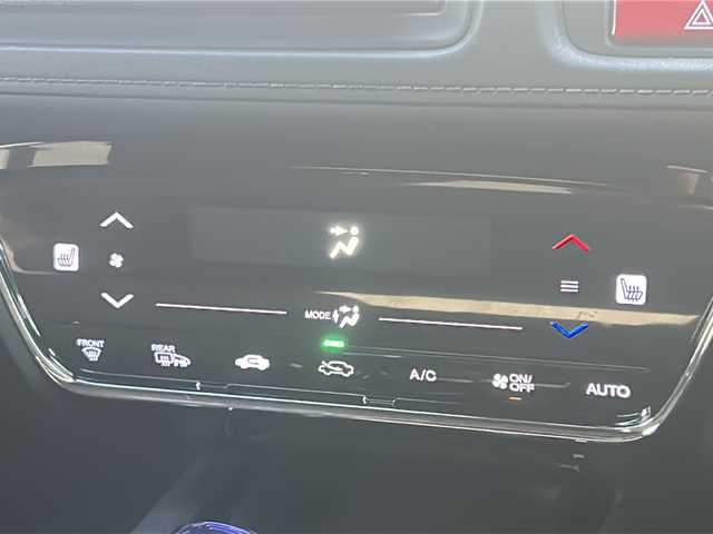 ホンダ ヴェゼル ハイブリッド X 長野県 2015(平27)年 13.5万km ルーセブラックM (株)IDOMが運営する【じしゃロン長野店】の自社ローン専用車両になります。こちらは現金またはオートローンご利用時の価格です。自社ローンご希望の方は別途その旨お申付け下さい/社外ナビ/Bluetooth/バックカメラ/フルセグテレビ/ETC/シートヒーター/純正ホイール